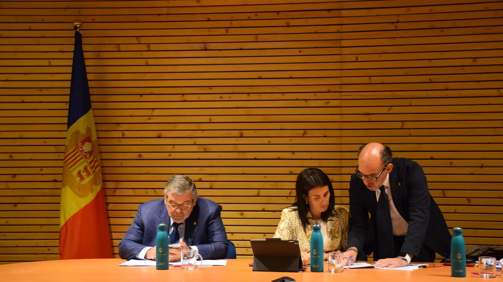 Els cònsols d'Encamp, Laura Mas i Jean Michel Rascagneres, abans de l'inici de la sessió de consell de comú d'Encamp.