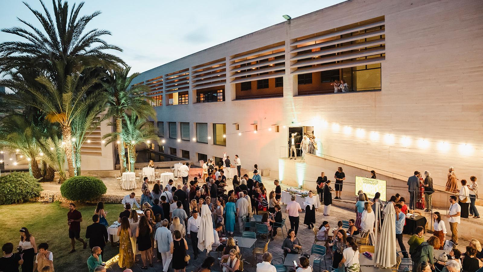 Los espacios de la Fundación Miró Mallorca, tanto dentro como en jardines, son lugares de encuentro para los amigos.