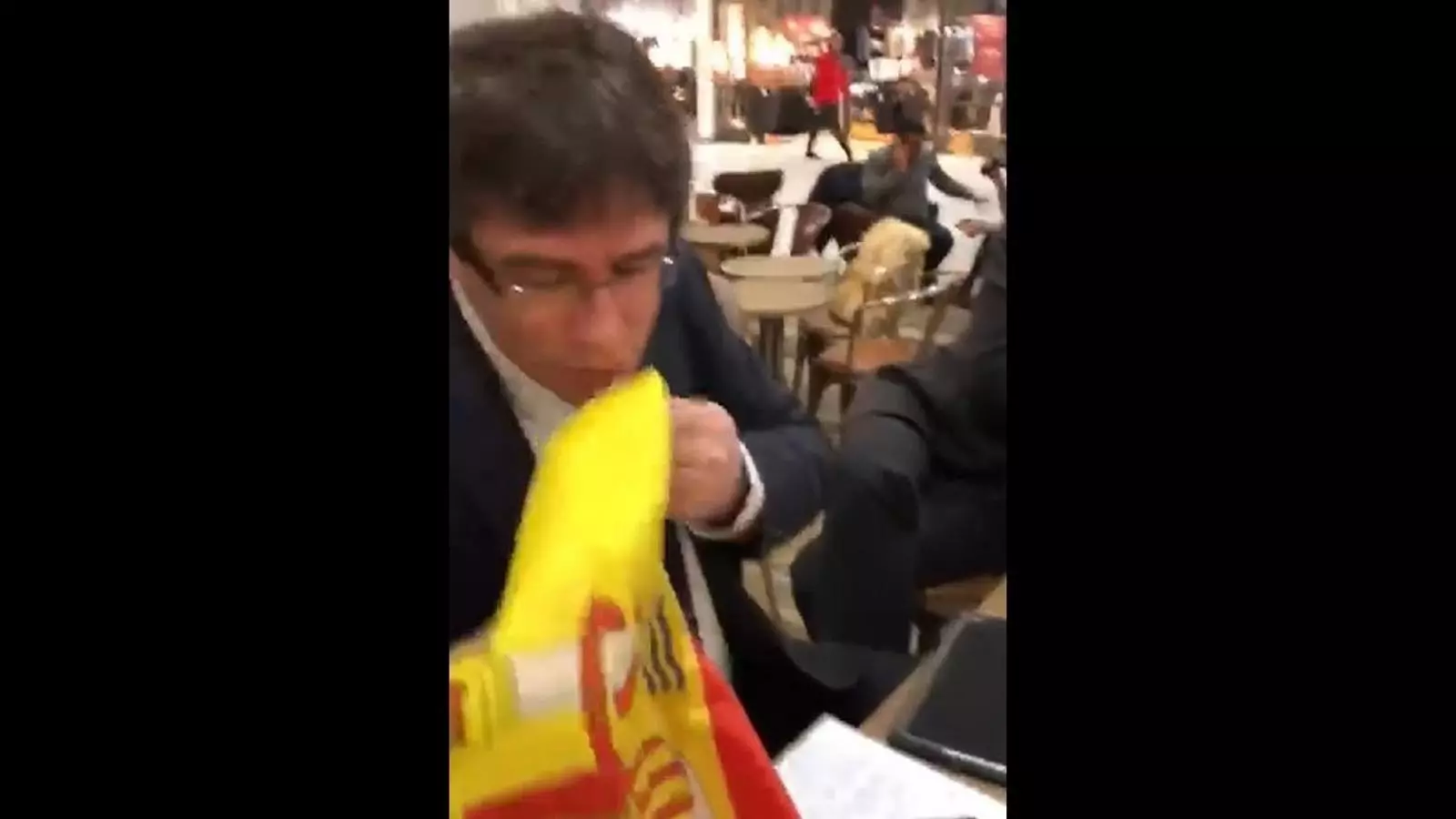 Vídeo complet, amb l'insult introductori, del jove que fa petonejar una bandera espanyola a Puigdemont a Copenhaguen