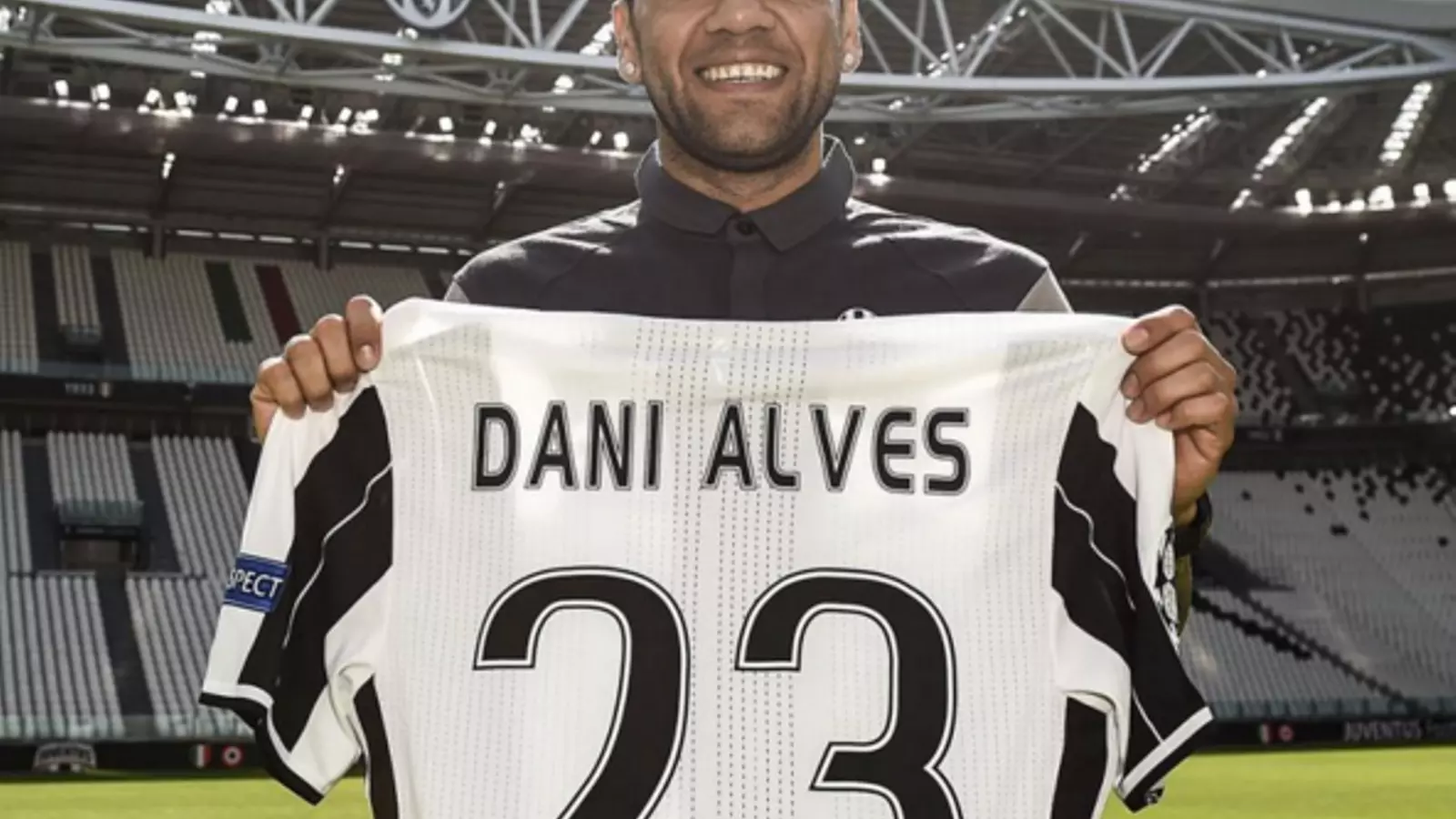 Alves, durant la presentació al Juventus Stadium
