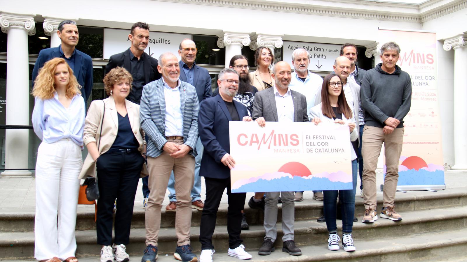 El alcalde de Manresa, Marc Aloy, y el director del nuevo festival, Xavier Pascual, con algunas entidades que lo apoyan