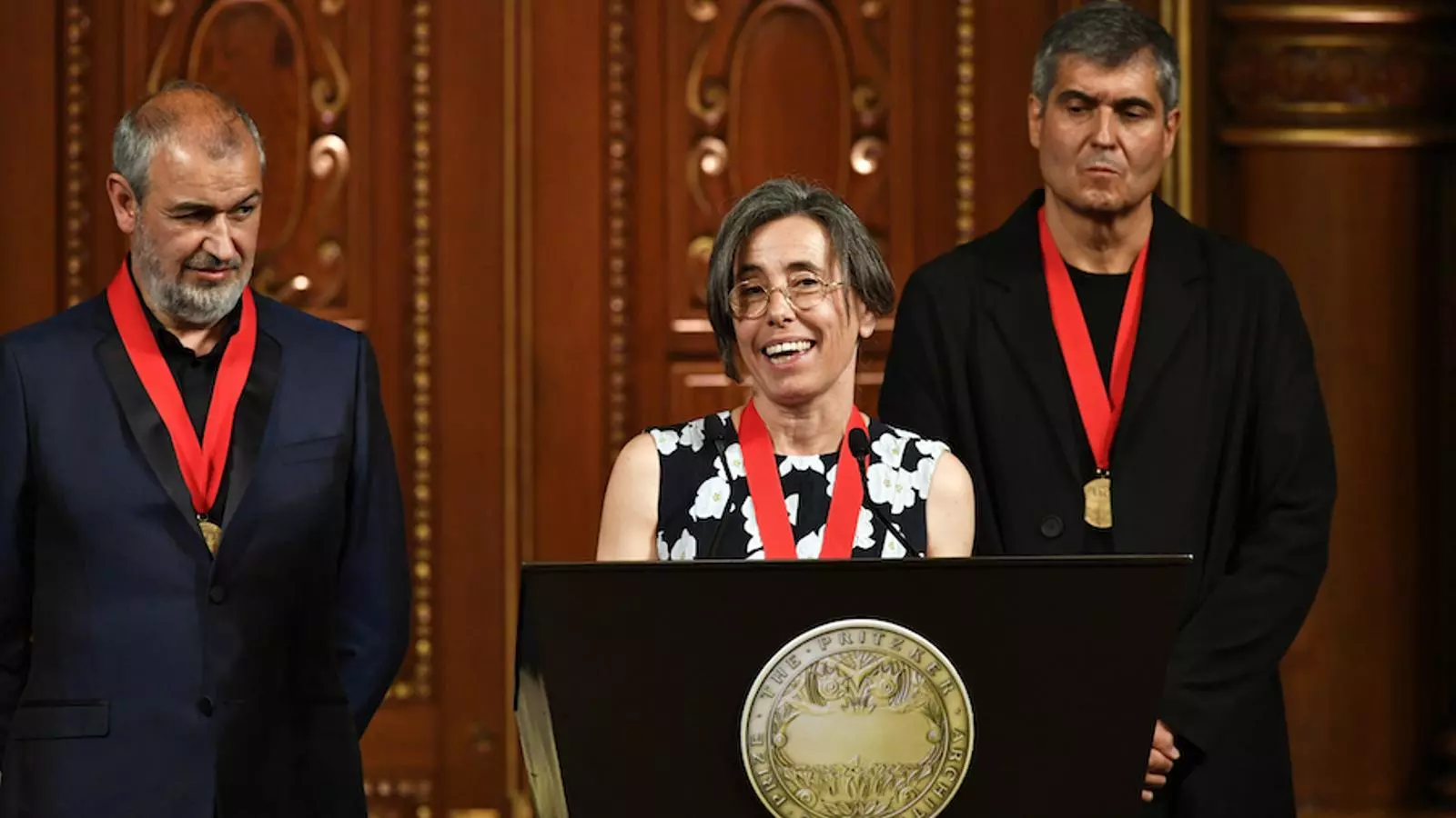 Carme Pigem, entre Ramon Vilalta i Rafael Aranda, llegint el discurs d'acceptació del premi Pritzker a Tòquio