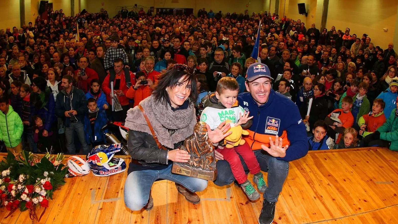 Marc Coma, amb la seva dona Queralt i el seu fill Lluís, durant la festa a Avià / AMV