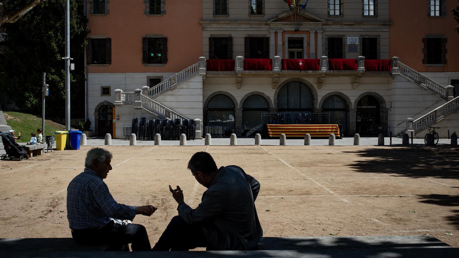 El Ayuntamiento de Ripoll y el centro de la villa durante una jornada para un reportaje sobre el auge de la extrema derecha.