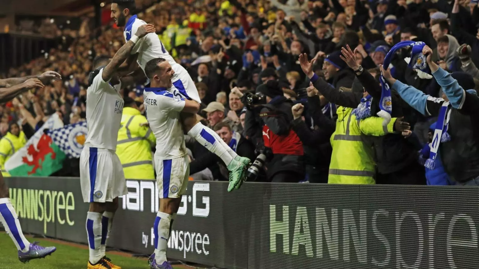 Mahrez, aixecat pels seus companys després de marcar el gol del triomf del Leicester a Watford.