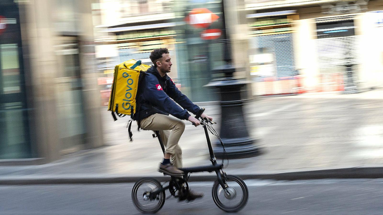 Un repartidor de Glovo treballant durant la  Crisi del coronavirus.