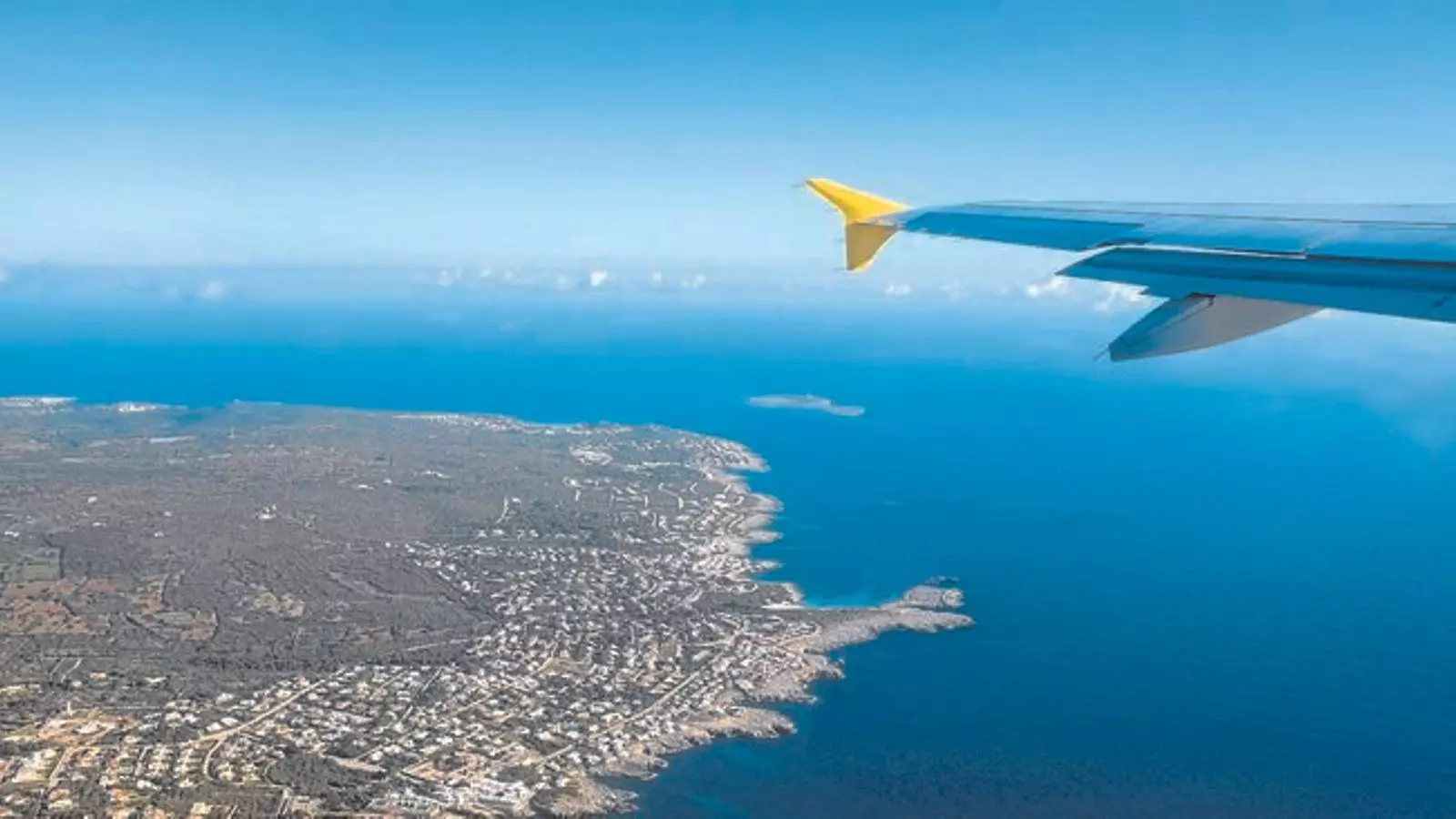 Vueling és en aquests moments l'única companyia aèria que cobreix la ruta amb la capital catalana.