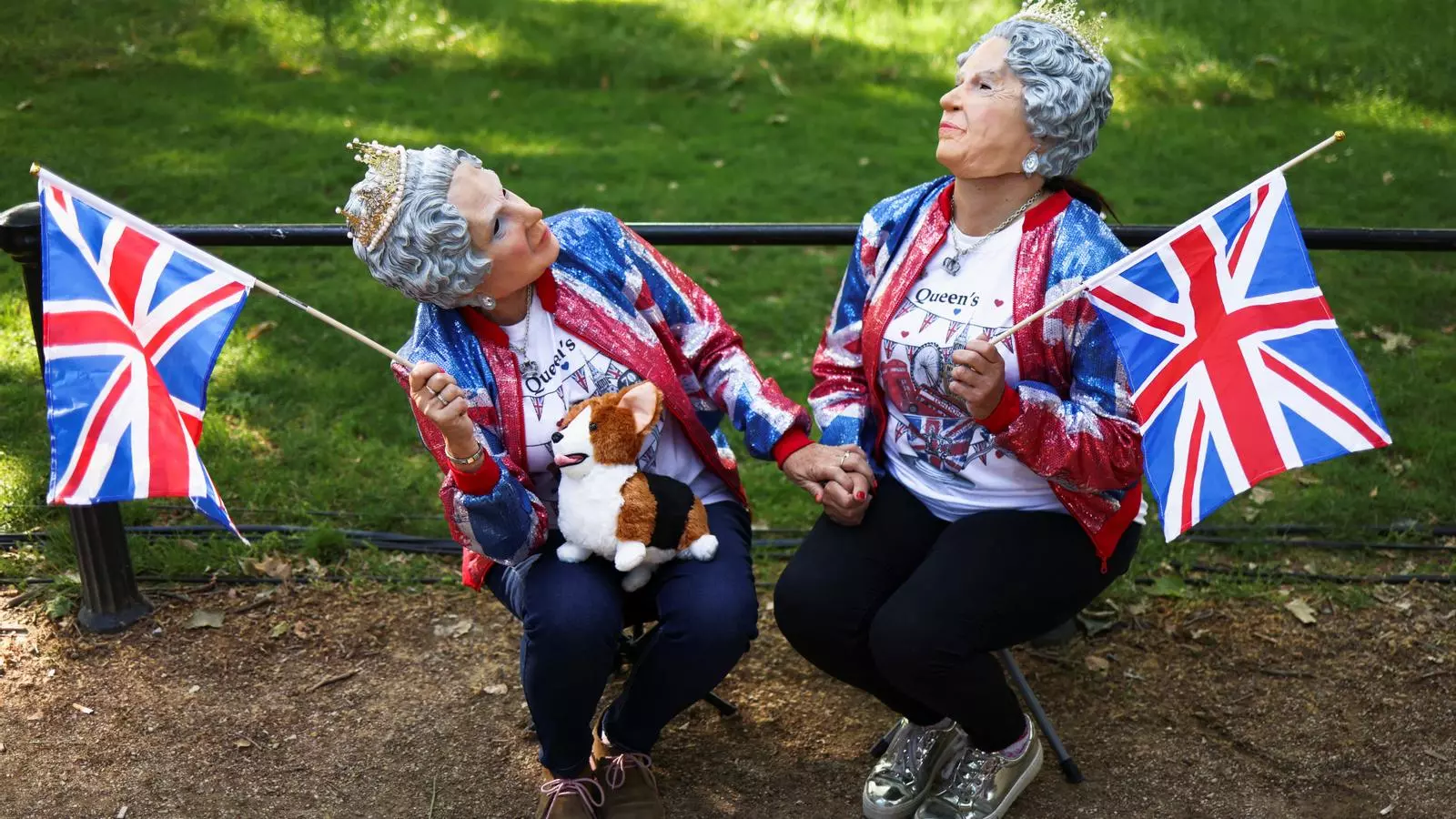 Carol Bysshe de Ciutat del Cap i la seva germana Jenny Parris de Londres porten màscares de la reina Isabel de Gran Bretanya mentre els entusiastes reials es reuneixen al centre comercial per a les celebracions del jubileu de platí de la reina