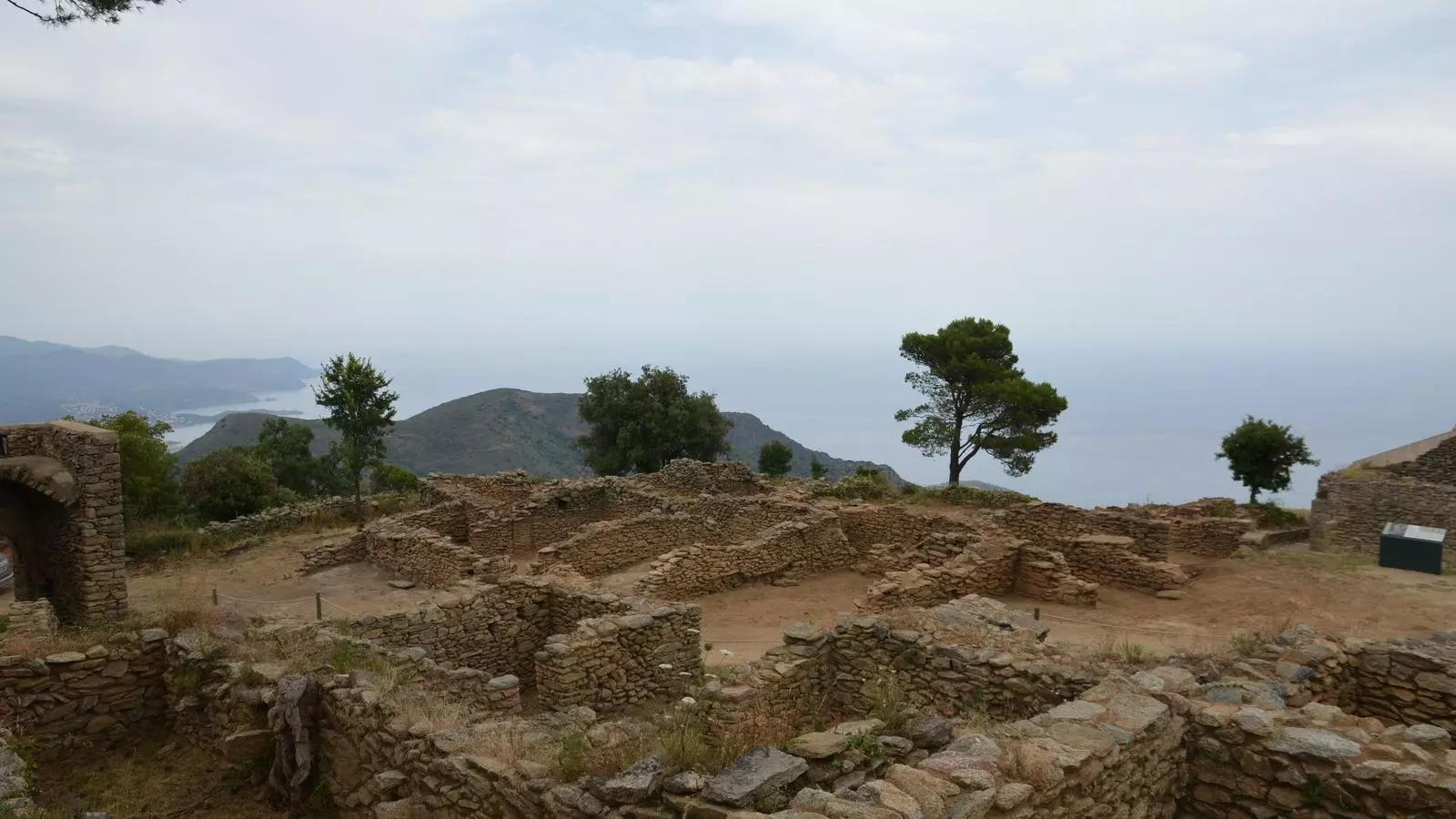 Part de les noves estructures de cases al jaciment medieval de Santa Creu de Rodes