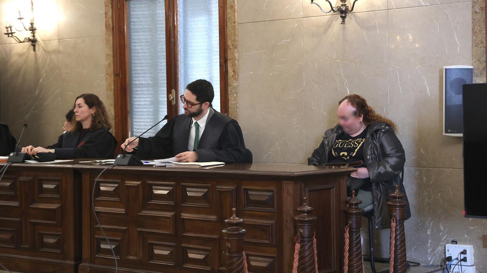 La mujer condenada al juicio