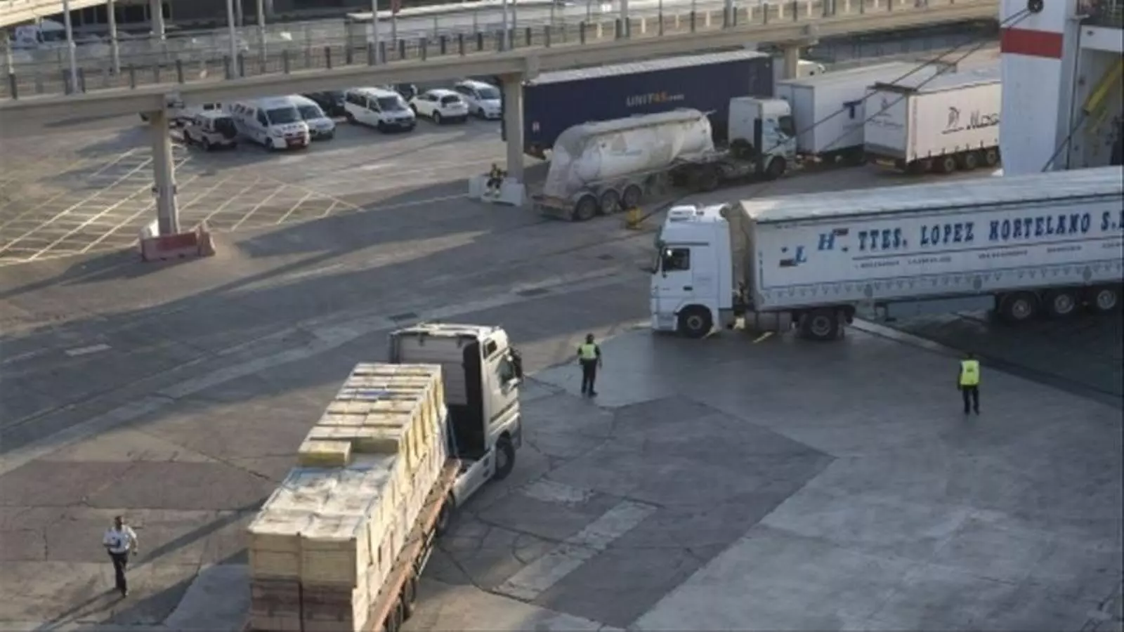 Dos camions de mercaderies al port de Palma.