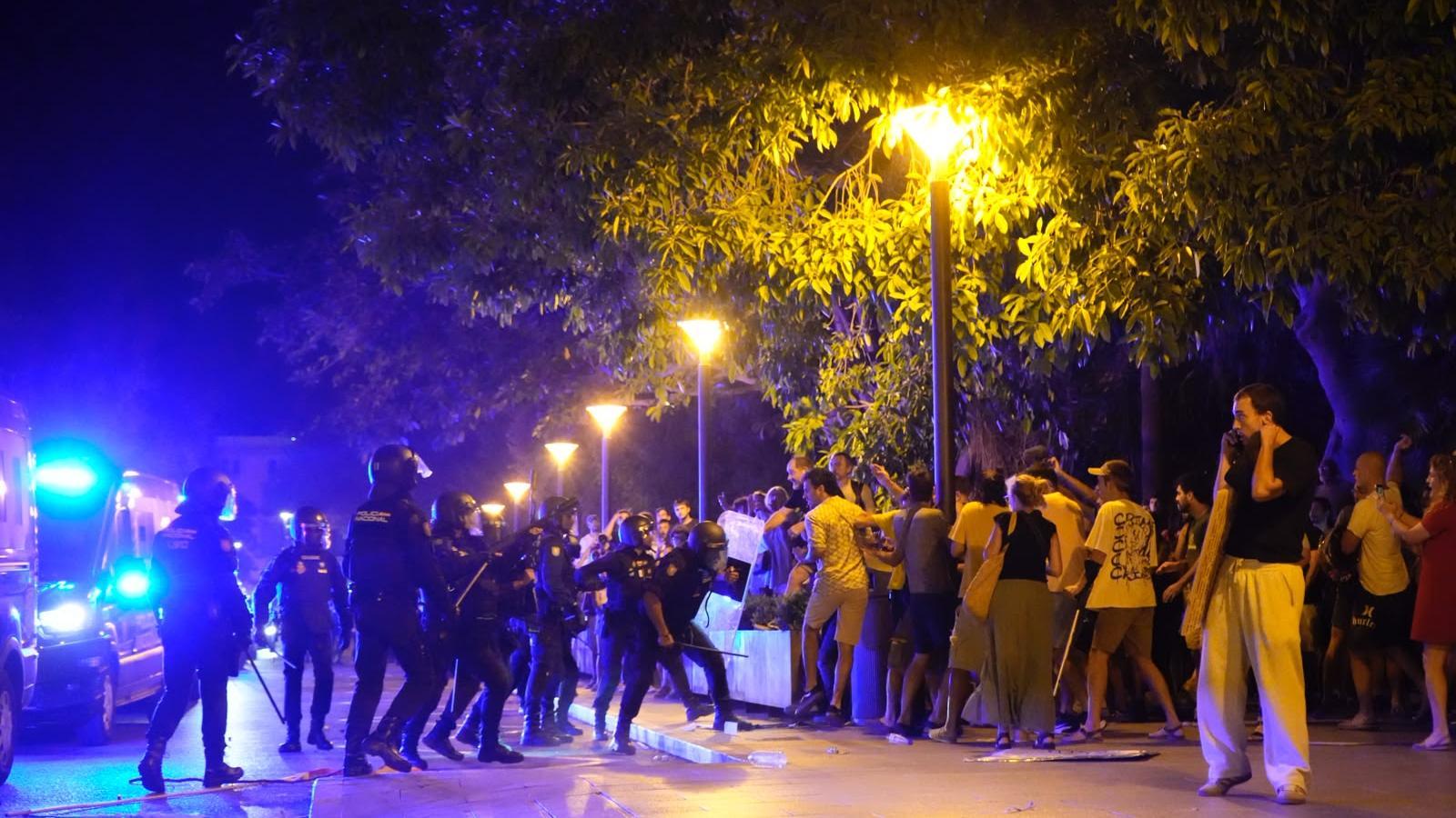 La Policia carrega contra els manifestants.