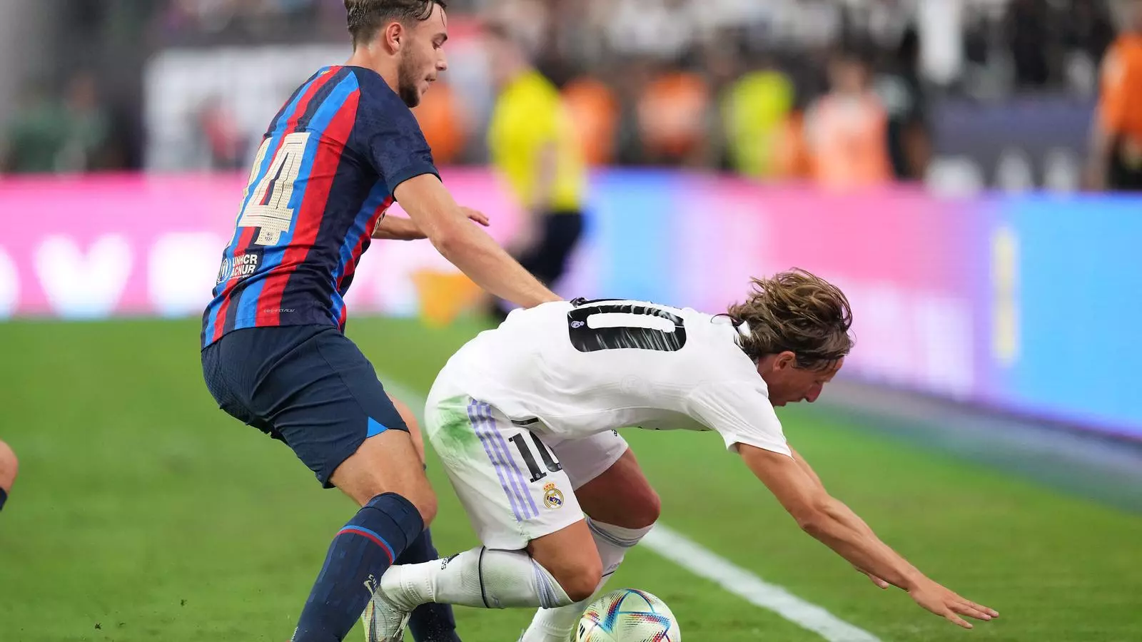 Nico lluitant amb Modric per una pilota