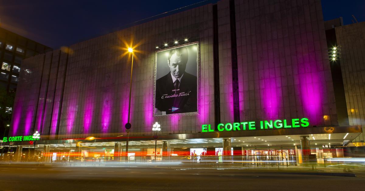 El Corte Inglés ilumina su fachada de la Diagonal en apoyo a la lucha ...