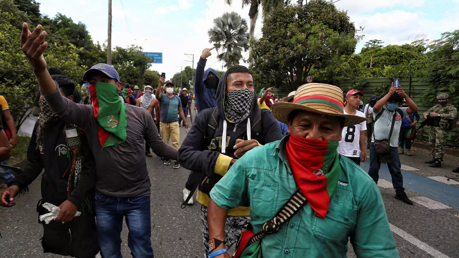 Un grup d’indígenes manifestant-se diumenge pels carrers de Cali, gran focus de les protestes a Colòmbia.