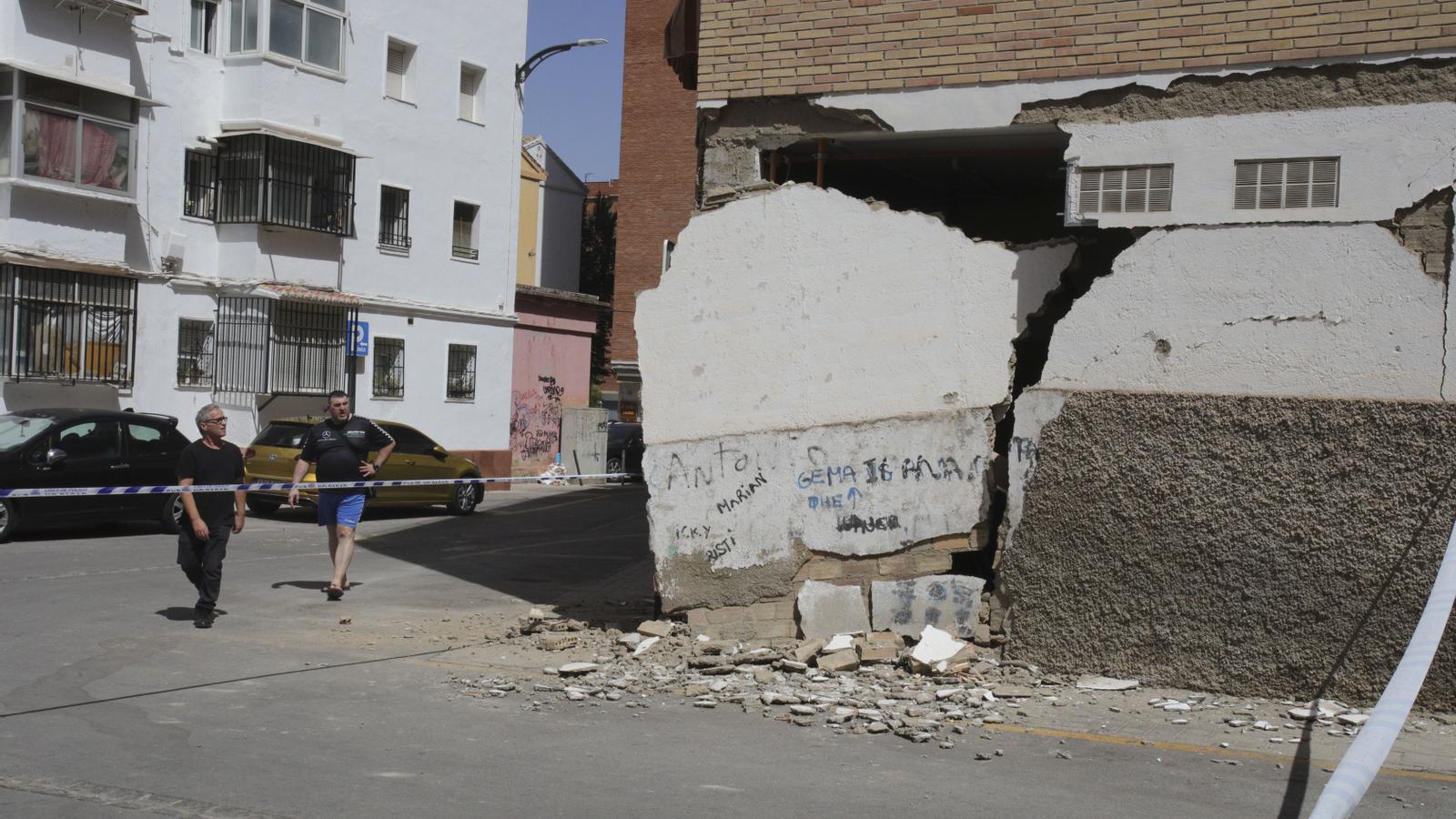 Two pedestrians contemplate the damage caused by the new earthquake in the town of Gójar, Granada.