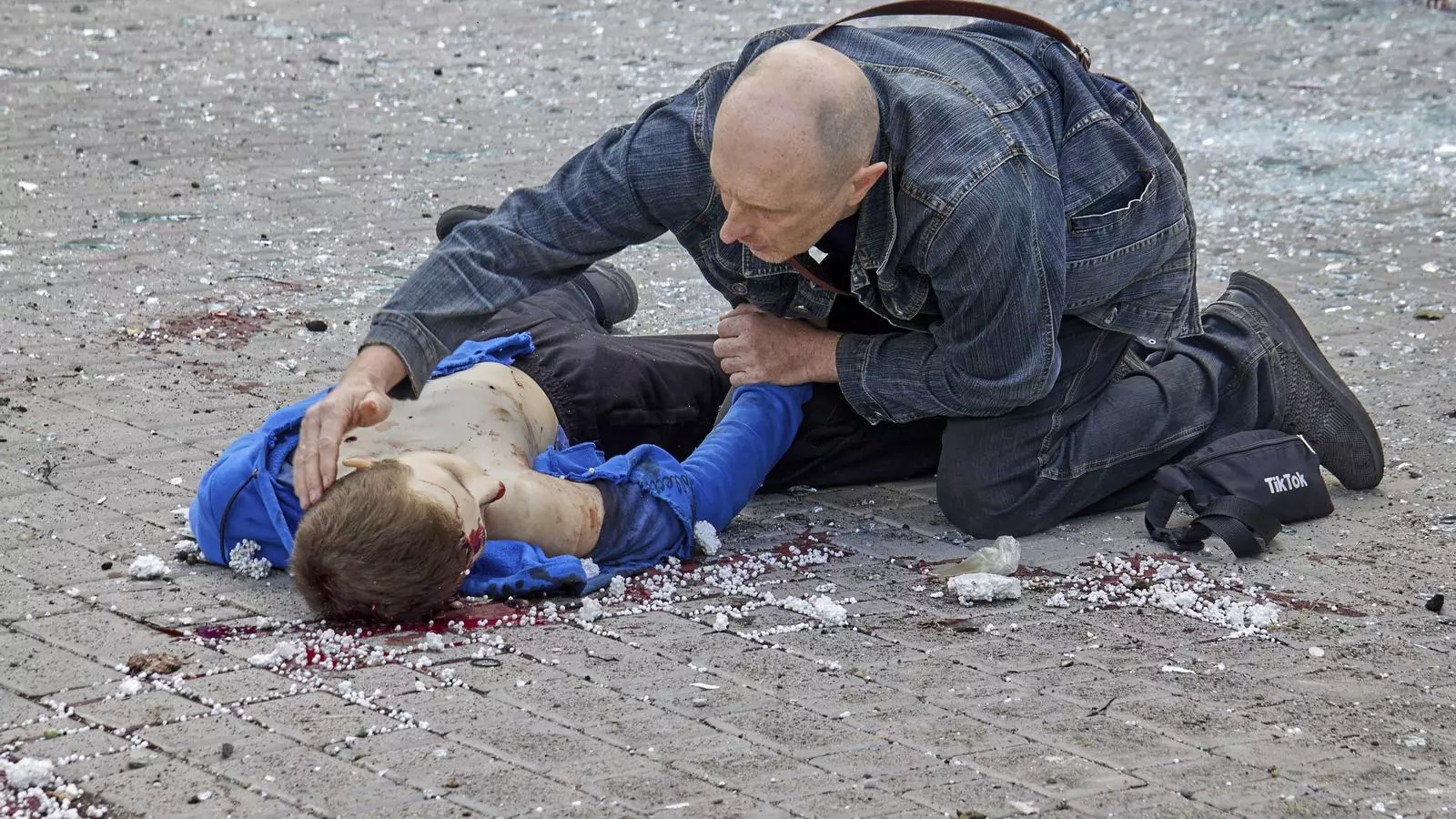 Un chico de 13 años muerto a Khàrkiv por el impacto de un cohete ruso.