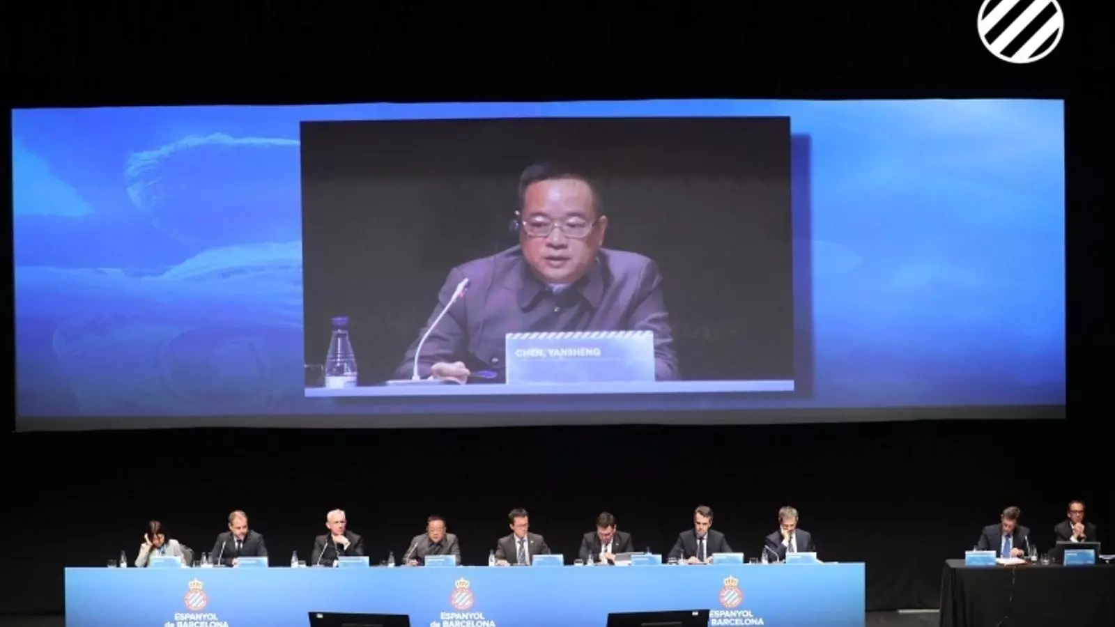 Chen Yansheng, dirigint-se als accionistes de l'Espanyol de l'any passat