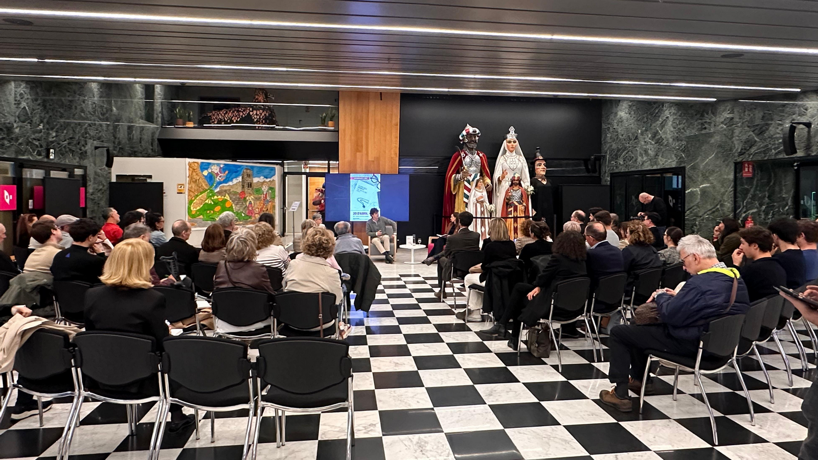 El conseller general i escriptor, Pol Bartolomé, acompanyat de la cònsol menor de Sant Julià de Lòria, Sofia Cortesao, durant la presentació.