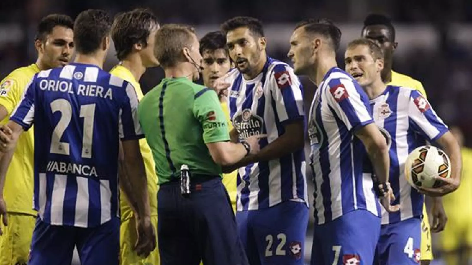 Els jugadors del Deportivo, protestant durant l'empat amb el Vila-real