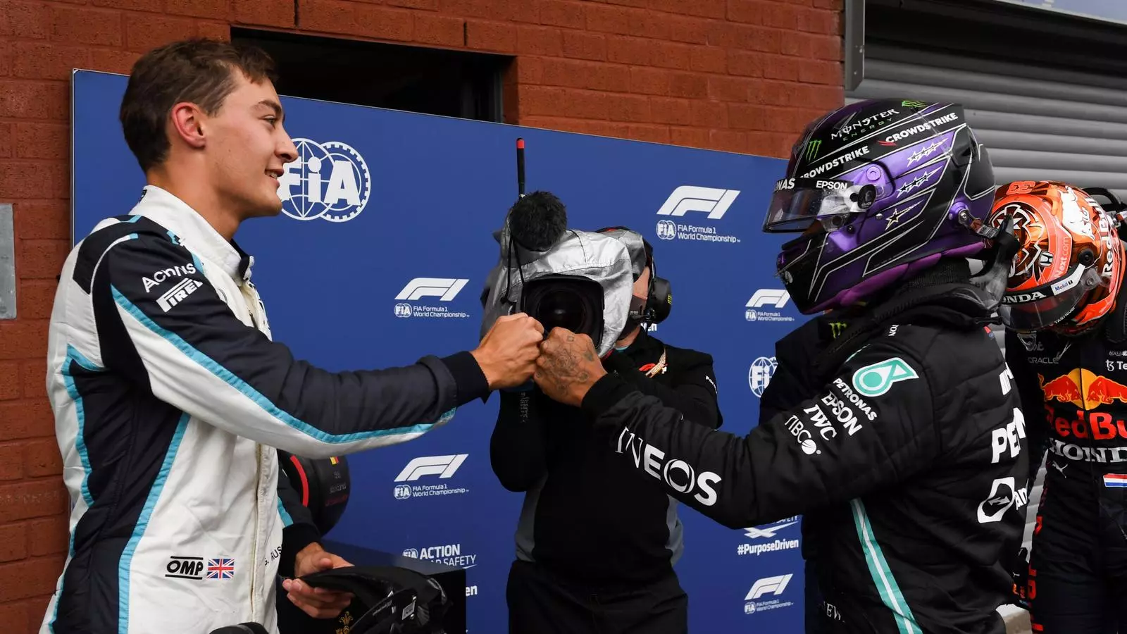 George Russell i Lewis Hamilton saludant-se després de la classificació