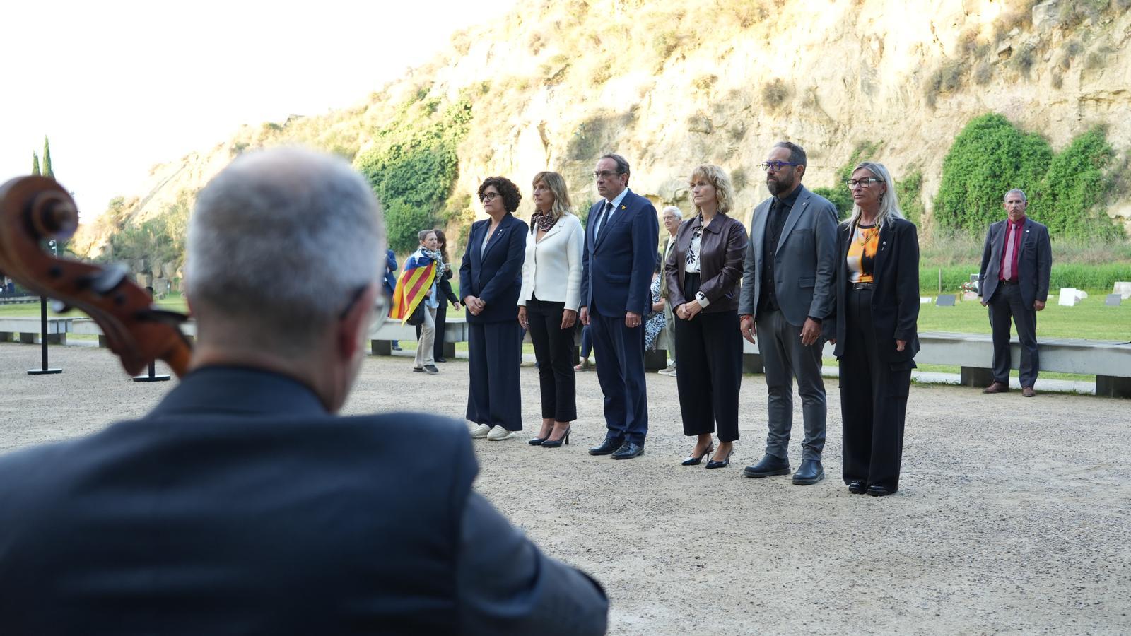 El presidente del Parlamento, Josep Rull, y los miembros de la mesa participan en la ofrenda a la tumba del expresidente Lluís Companys, en el Cementerio de Montjuïc