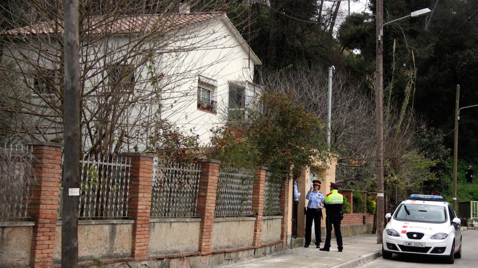 Agents dels Mossos d'Esquadra a la porta de la casa de Valldoreix on es va produir el crim / ACN