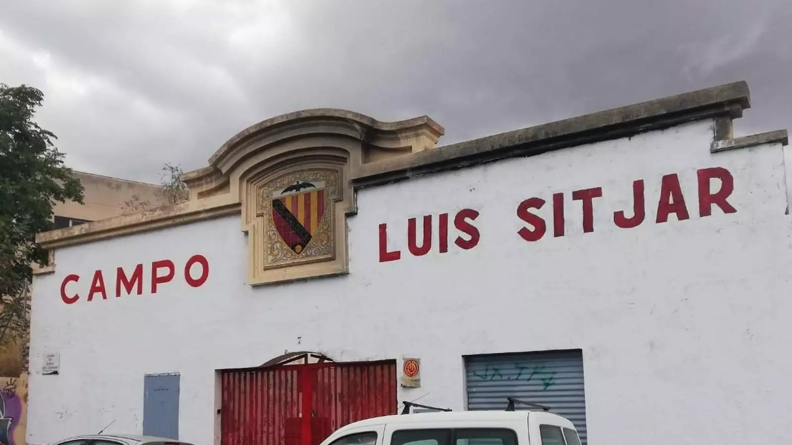 Una de les portes del Lluís Sitjar.