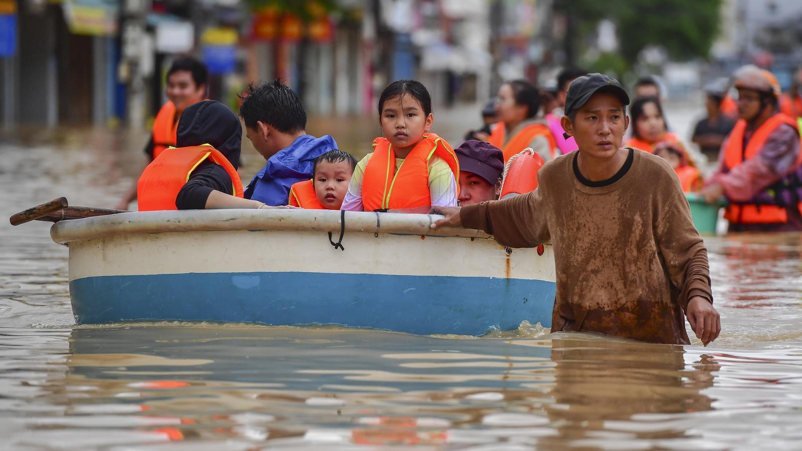 Personas atraviesan zonas inundadas en Nha Trang, provincia de Khanh Hoa, Vietnam.