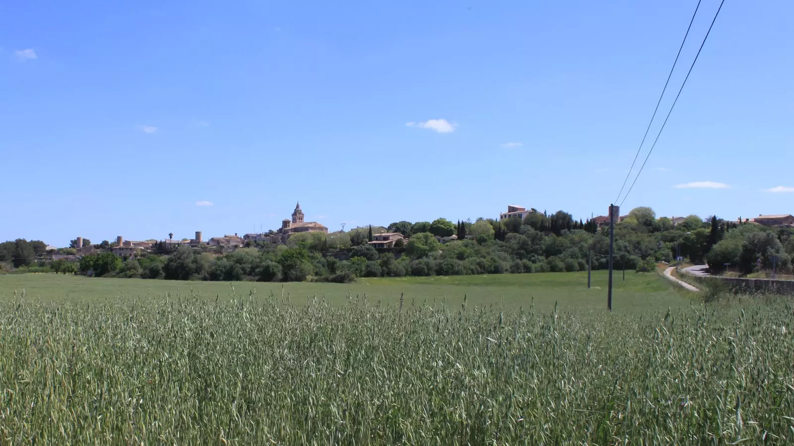 Vista general de Sencelles. A la dreta el tram de carretera abans d'entrar al poble.