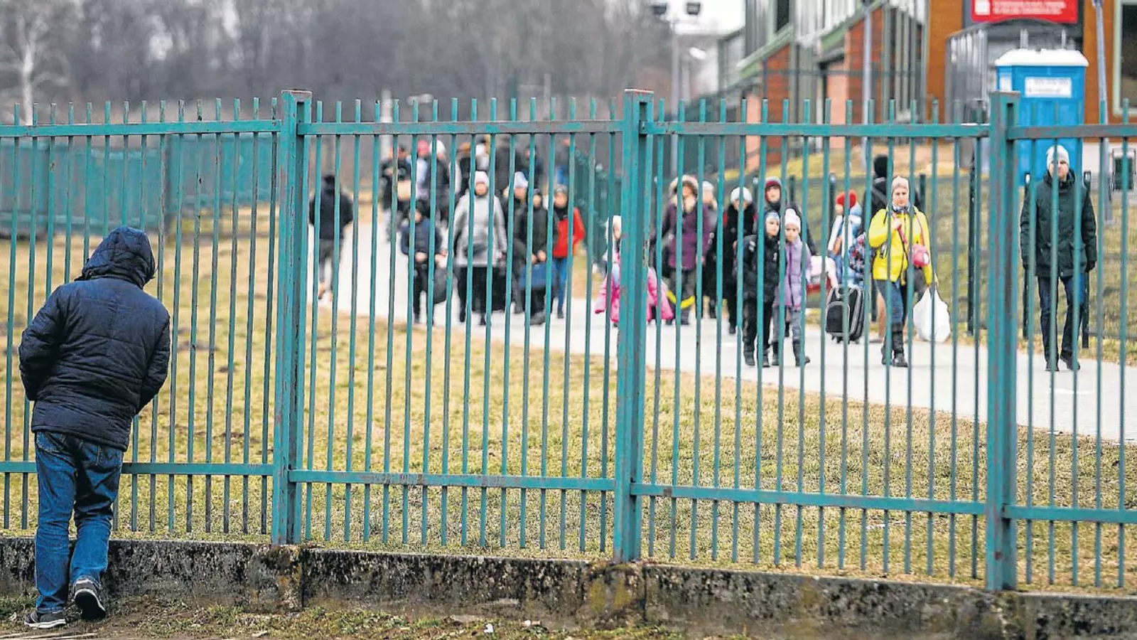 Famílies de refugiats de la guerra a Ucraïna travessant el pas fronterer polonès de Medyka.