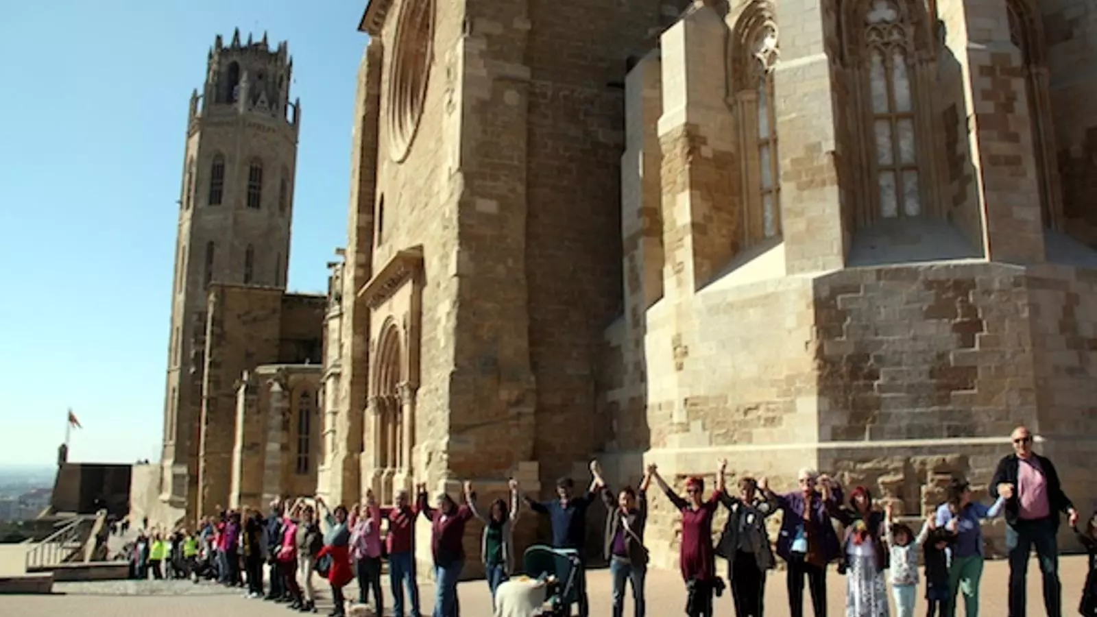 250 persones abracen el 9 de març de 2014 la Seu Vella per reclamar que sigui declarada Patrimoni Mundial per la UNESCO / ACN Xavier Lozano