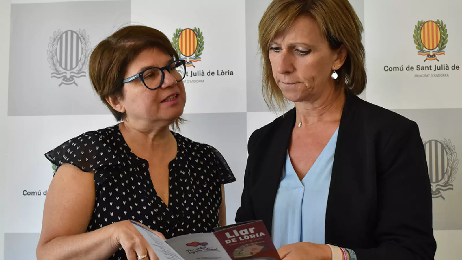 La cònsol menor de Sant Julià de Lòria, Mireia Codina, i la responsable de la Llar de Lòria, Núria Blanco, comenten el fulletó de les activitats.