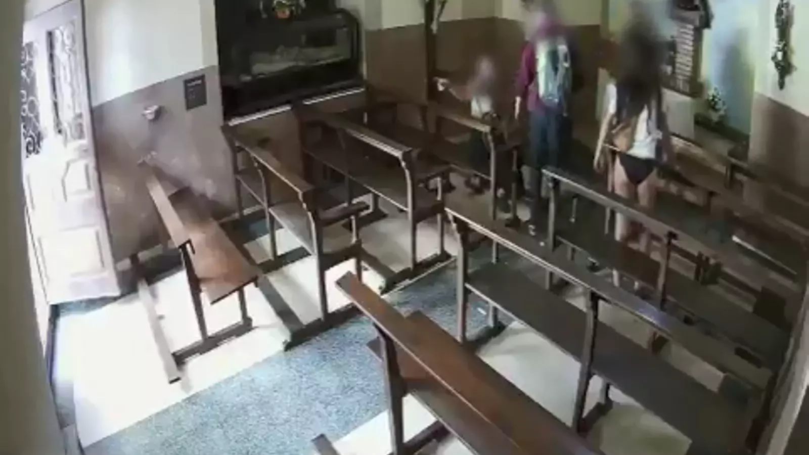 Roben un crist d'una capella de Berga a plena llum del dia
