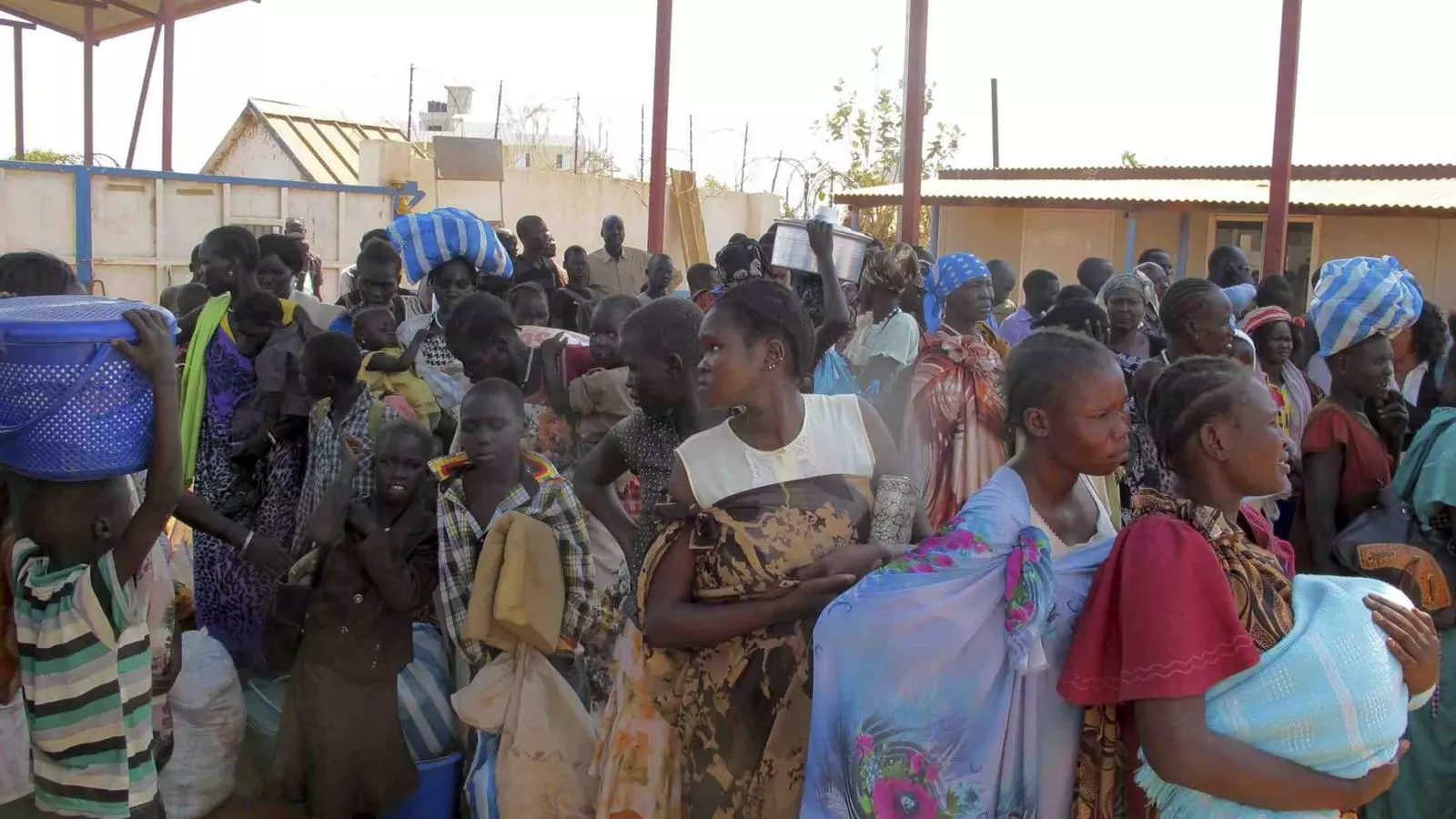 Milers de persones s'acosten a les instal·lacions de la ONU per demanar refugi. REUTERS