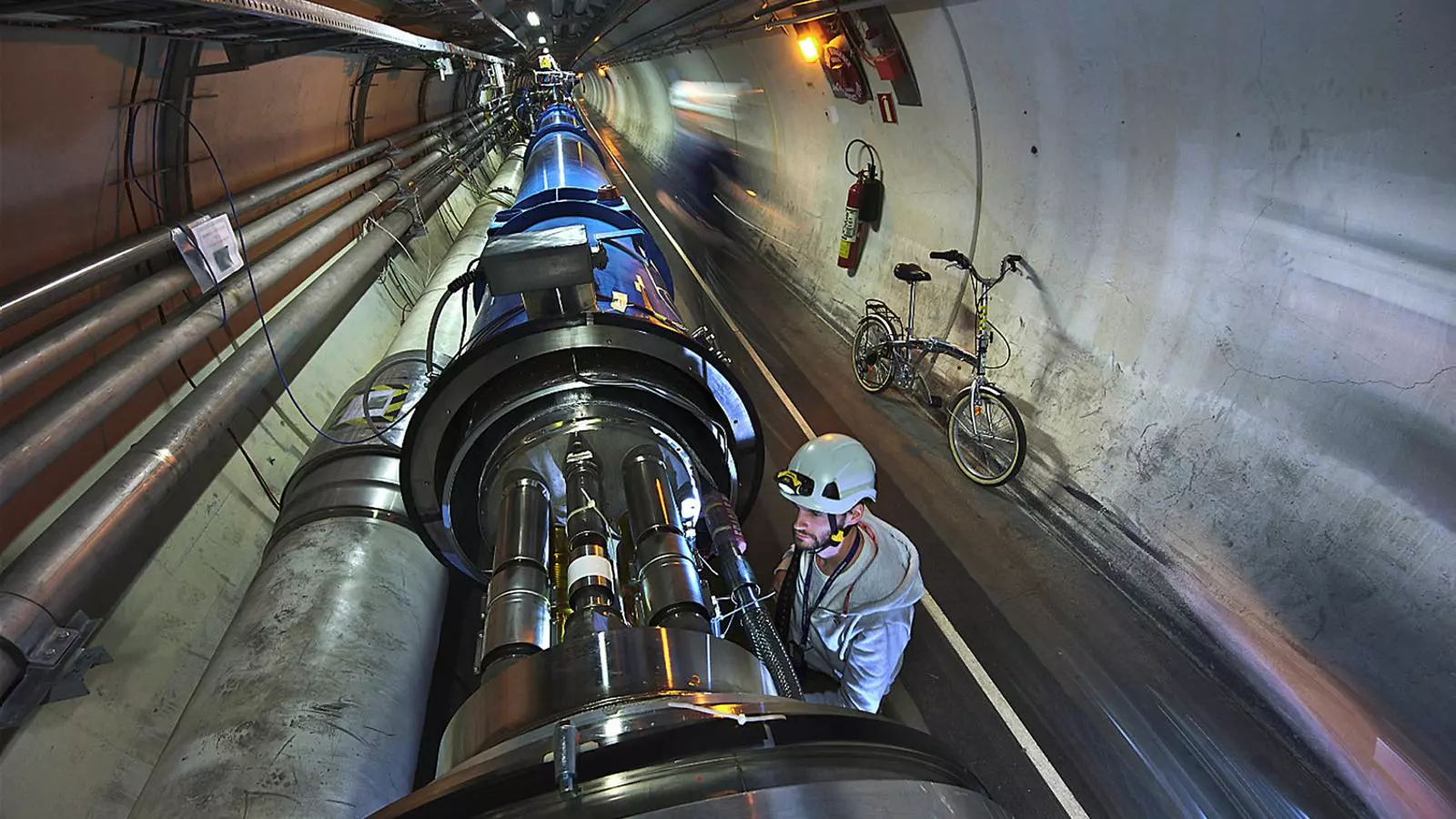 Inspecció del tub per on circulen els protons al Gran Col·lisionador d’Hadrons.