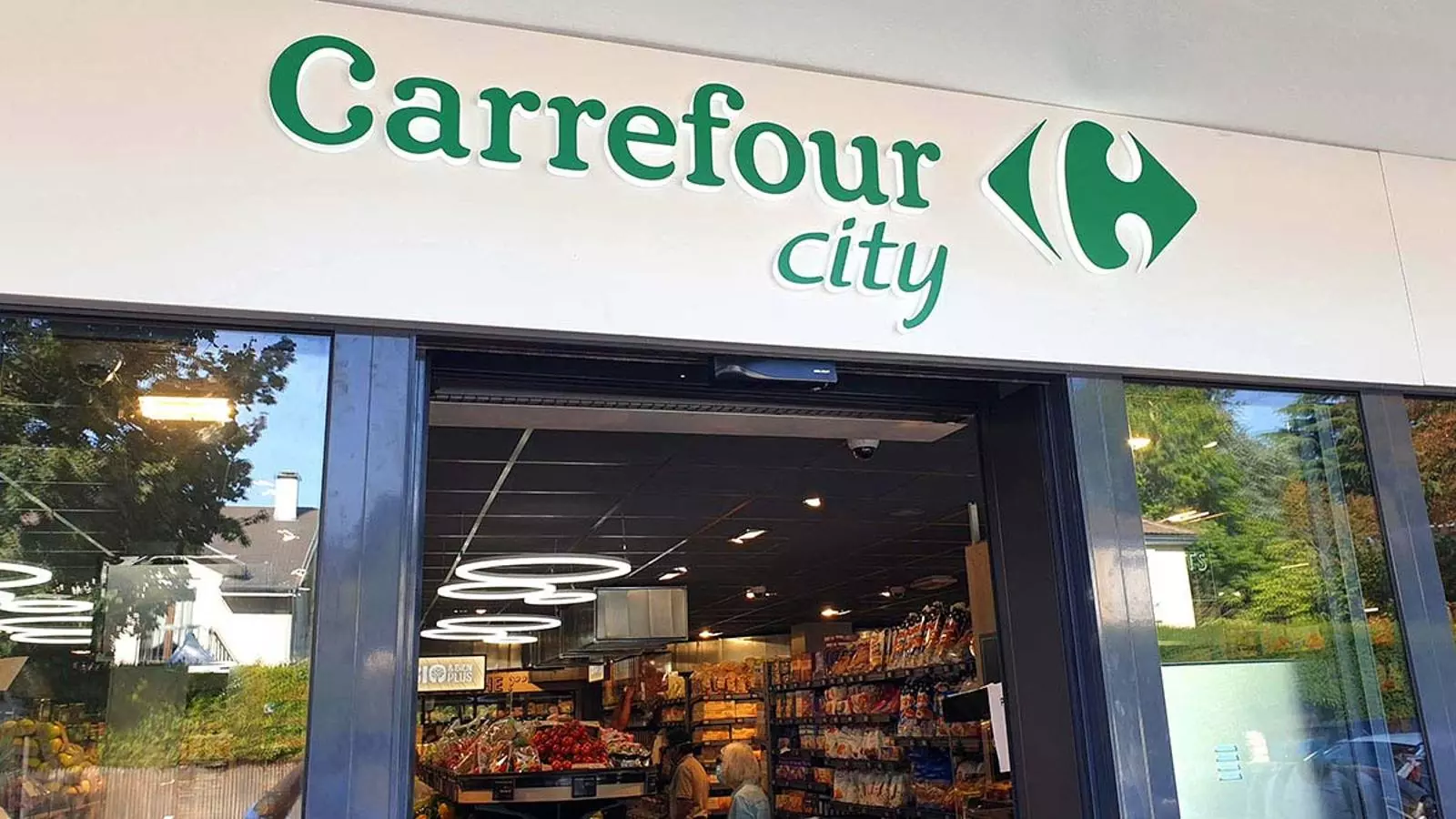 Una façana de Carrefour City.