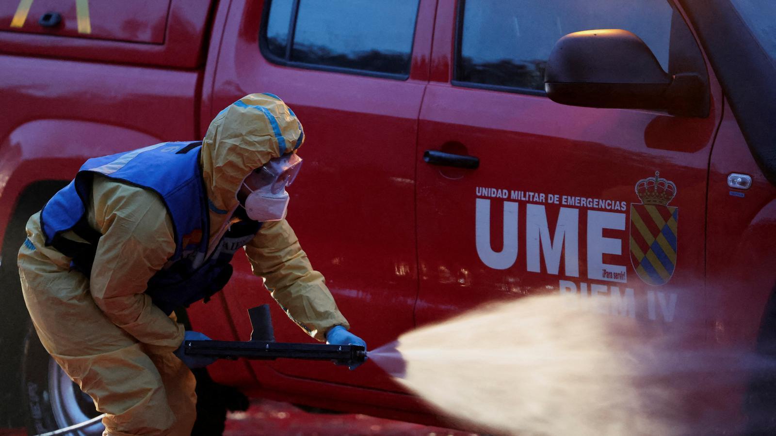 Un vehículo de la UME después de trabajar en una zona restringida a causa del virus de la peste porcina africana, en el parque de Collserola, en una imagen de archivo