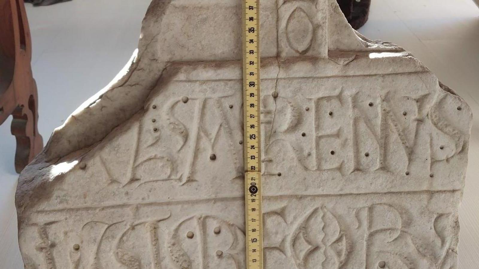 Un fragmento de la portalada desaparecida del monasterio de Sant Pere de Rodes correspondiente a la parte superior de la cruz que decoraba el tímpano inferior