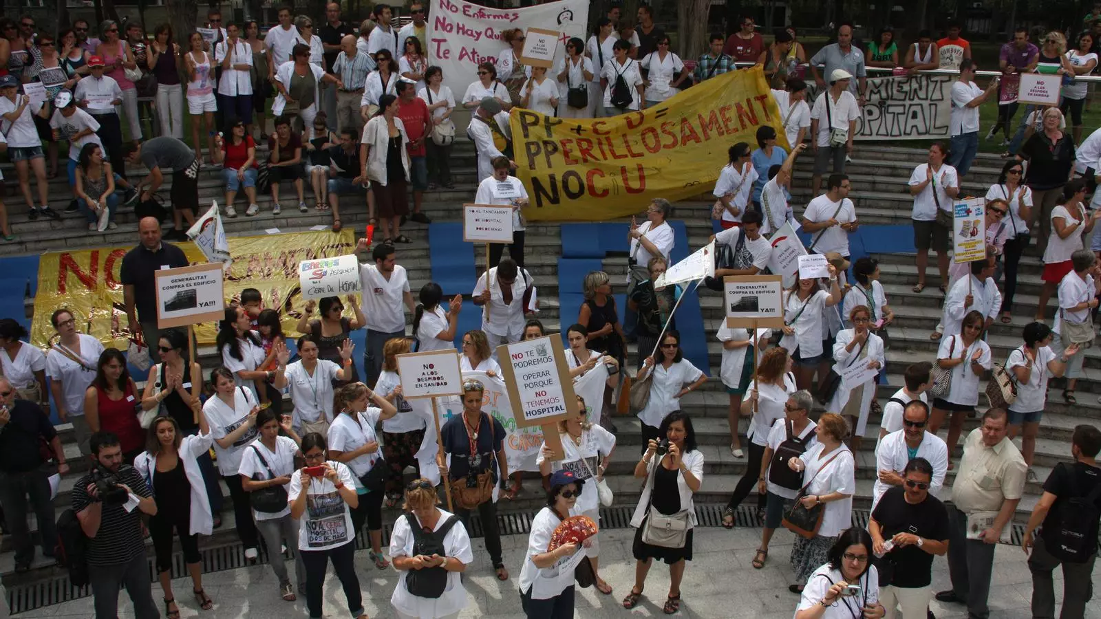Els afectats pel tancament de l'Hospital Dos de Maig s'han concentrat davant el DIR Diagonal / Elisenda Rosanas/ACN