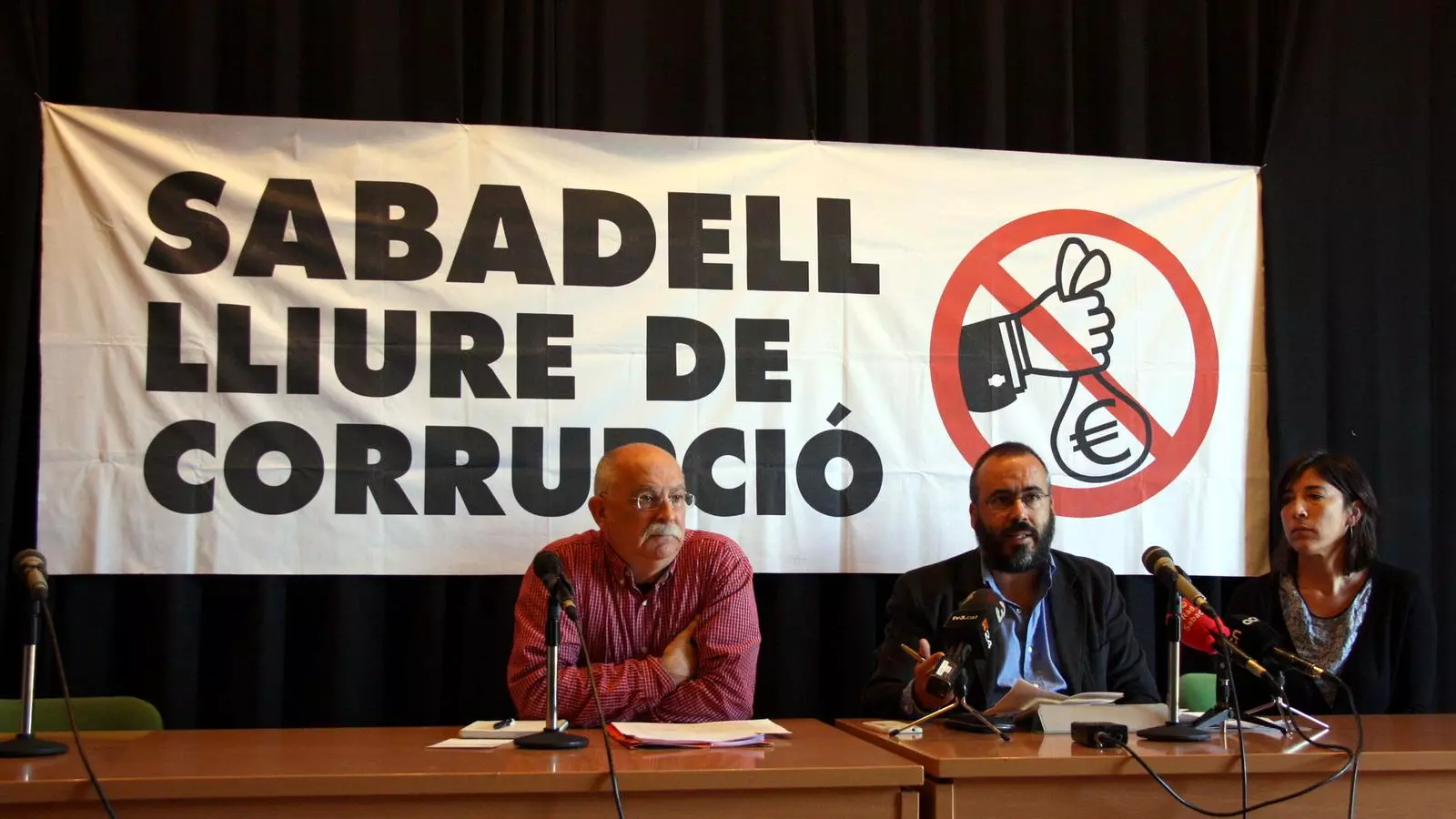 Els membres de Sabadell Lliure de Corrupció Isidre Soler i Mariona Aspachs amb l'advocat l'advocat que els representa al cas Mercuri, Raül García / ACN