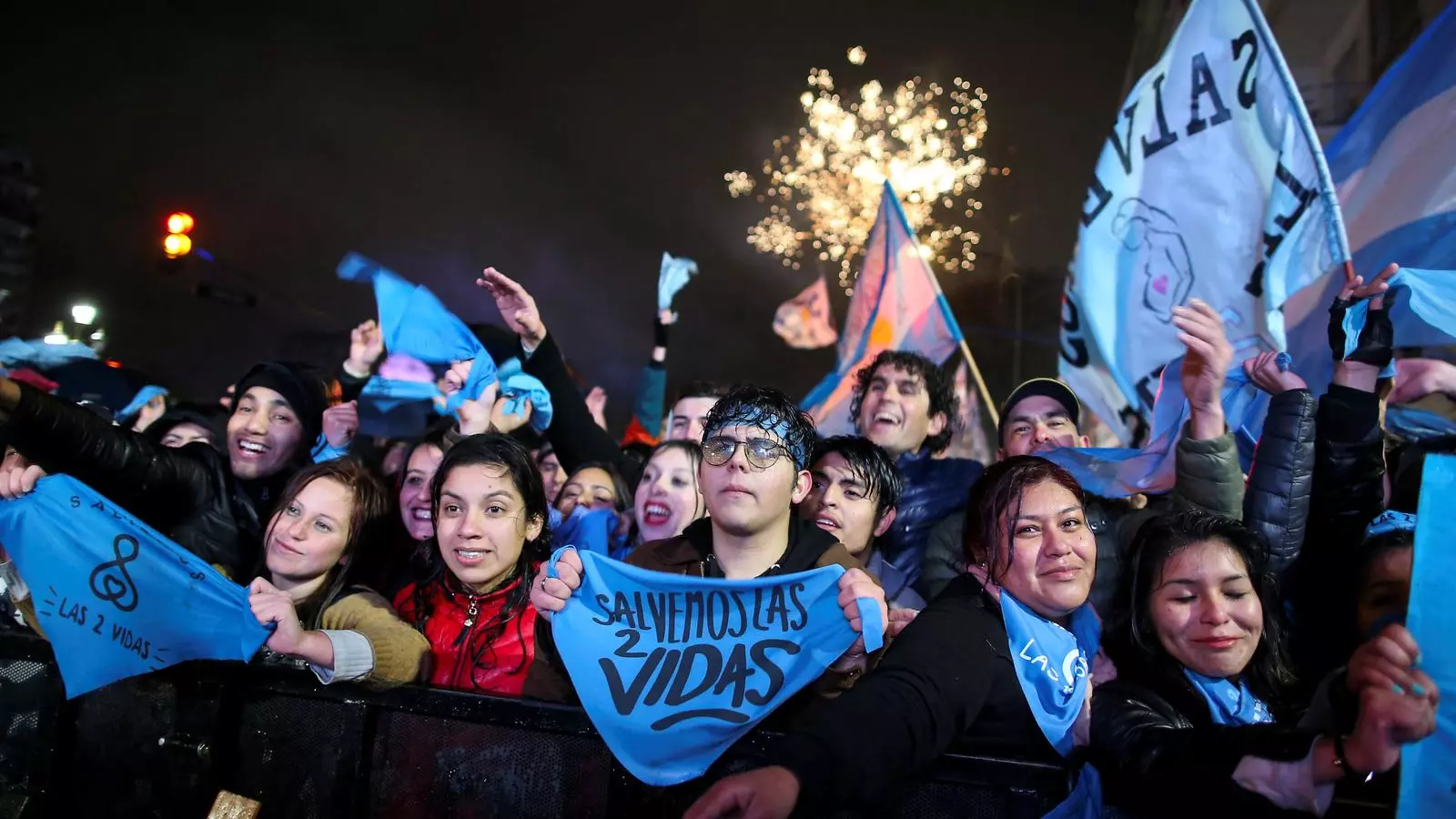 Pro-vida celebrant el vot contrari a l'avortament a les portes del Senat argentí