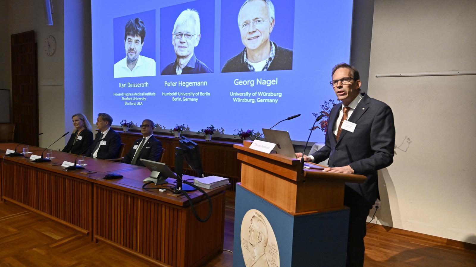 The president of the Nobel Committee, Thomas Perlmann (r), during a press conference this Monday to announce the laureates of the 2026 Nobel Prize in Physiology or Medicine, in Stockholm.