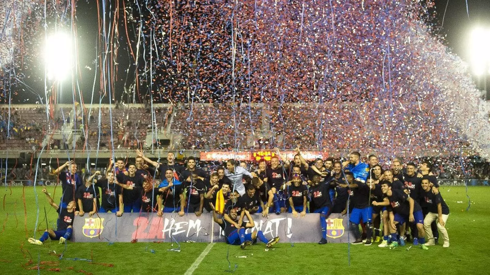 El Barça B celebrant el seu ascens. Aleñá, a la dreta, ha renovat aquesta setmana.