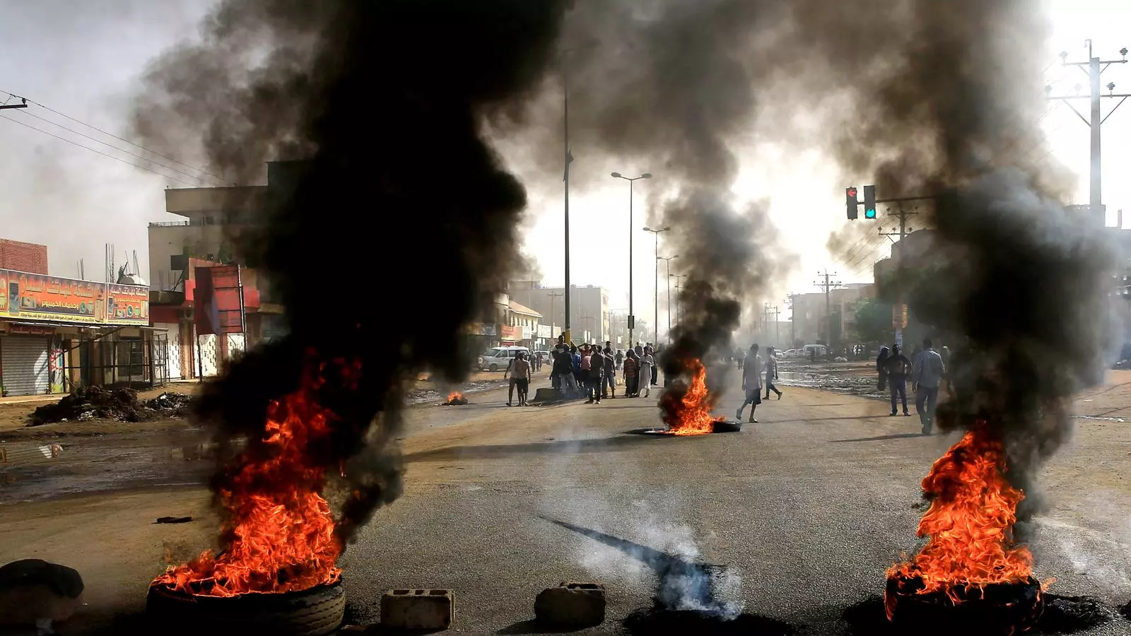 Els manifestants cremen neumàtics en resposta a la repressió contra les protestes al Sudan