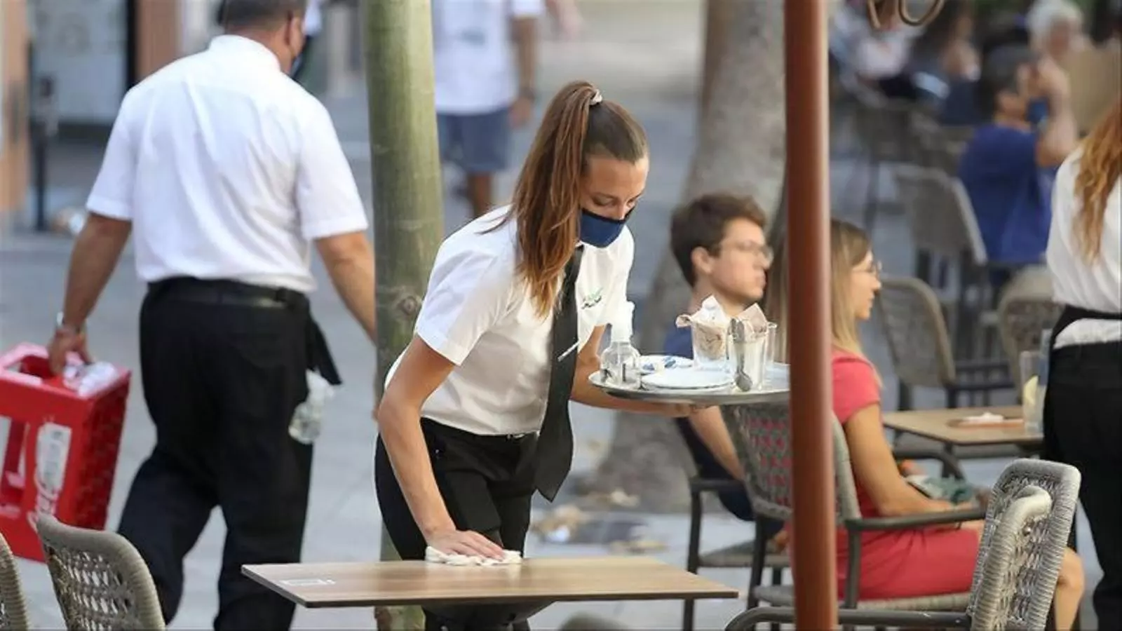 Una dona fent feina durant la pandèmia.