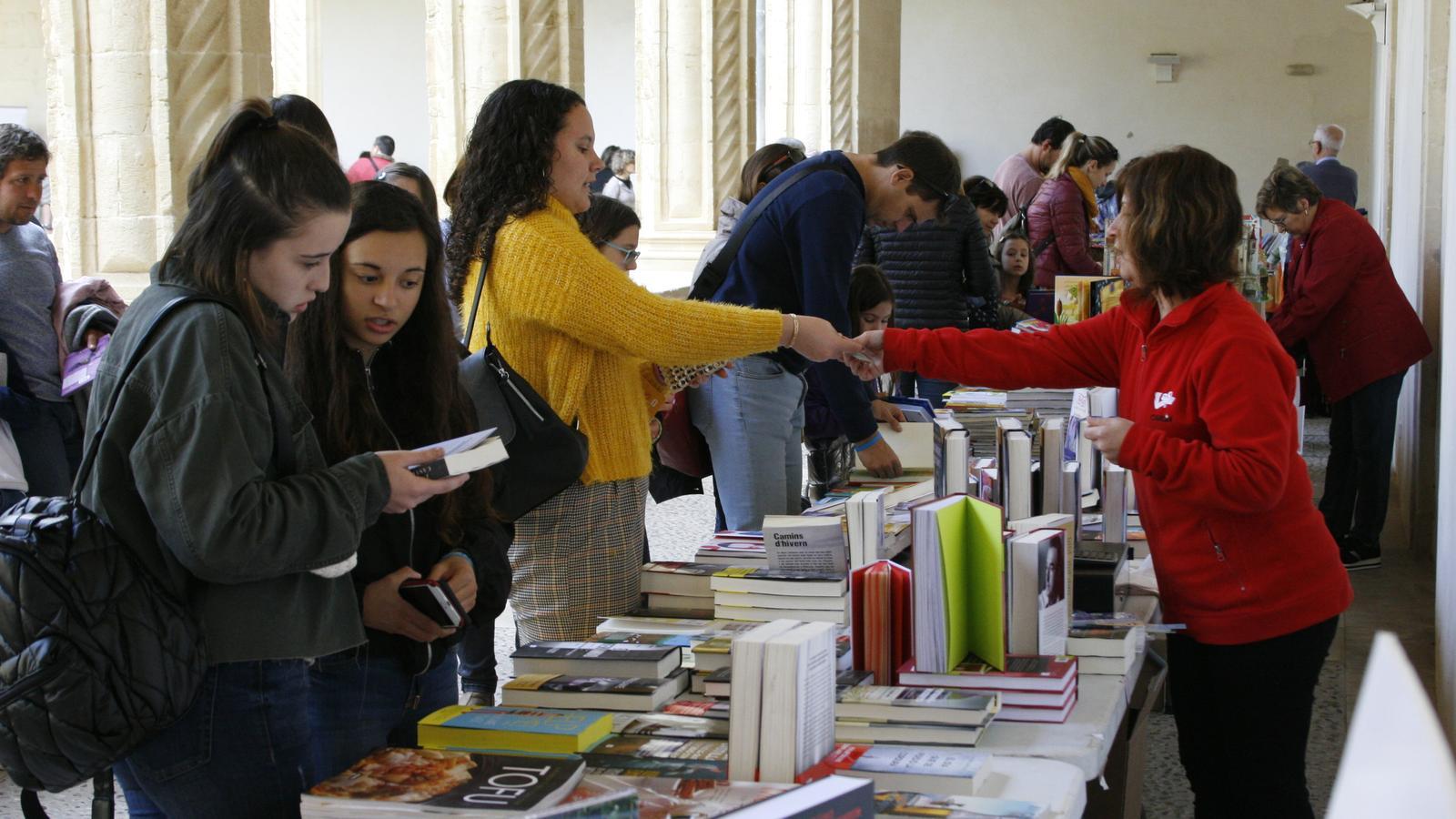 La Fira del Llibre a Manacor ha estat molt animada durant tot el matí.