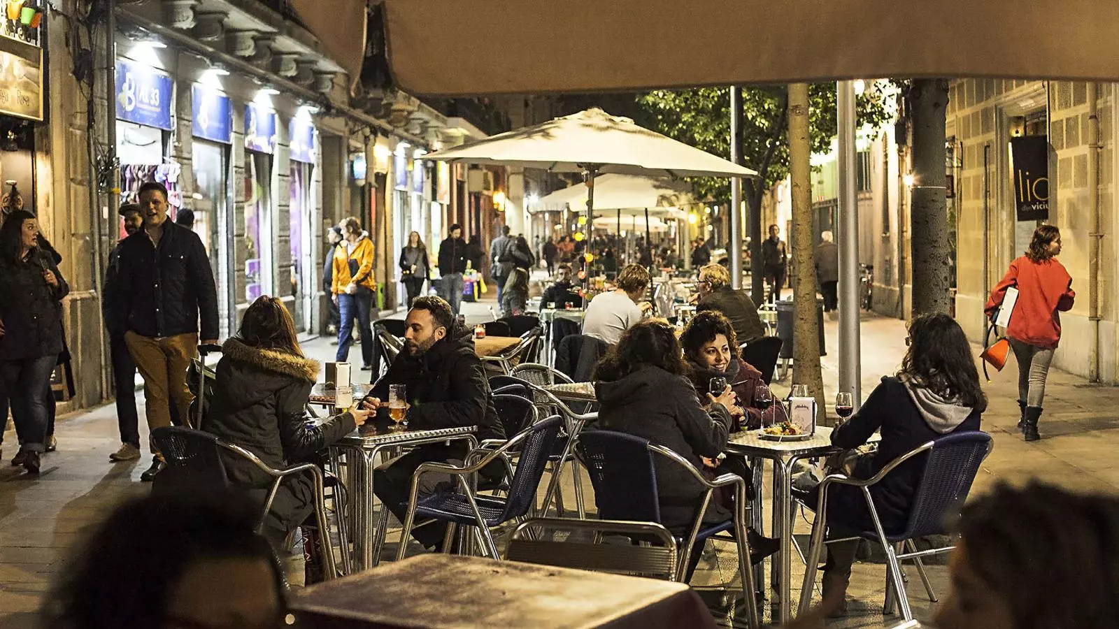 Revés judicial als horaris de Colau al Poble-sec