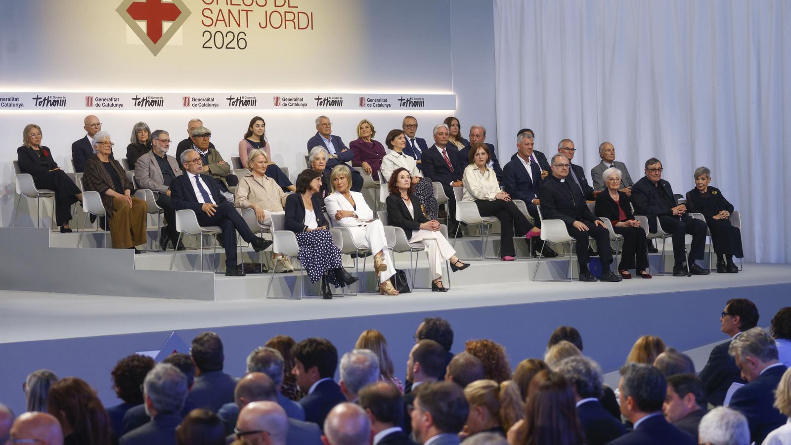 Premiados esperan la ceremonia de entrega de la Creu de Sant Jordi en Barcelona.