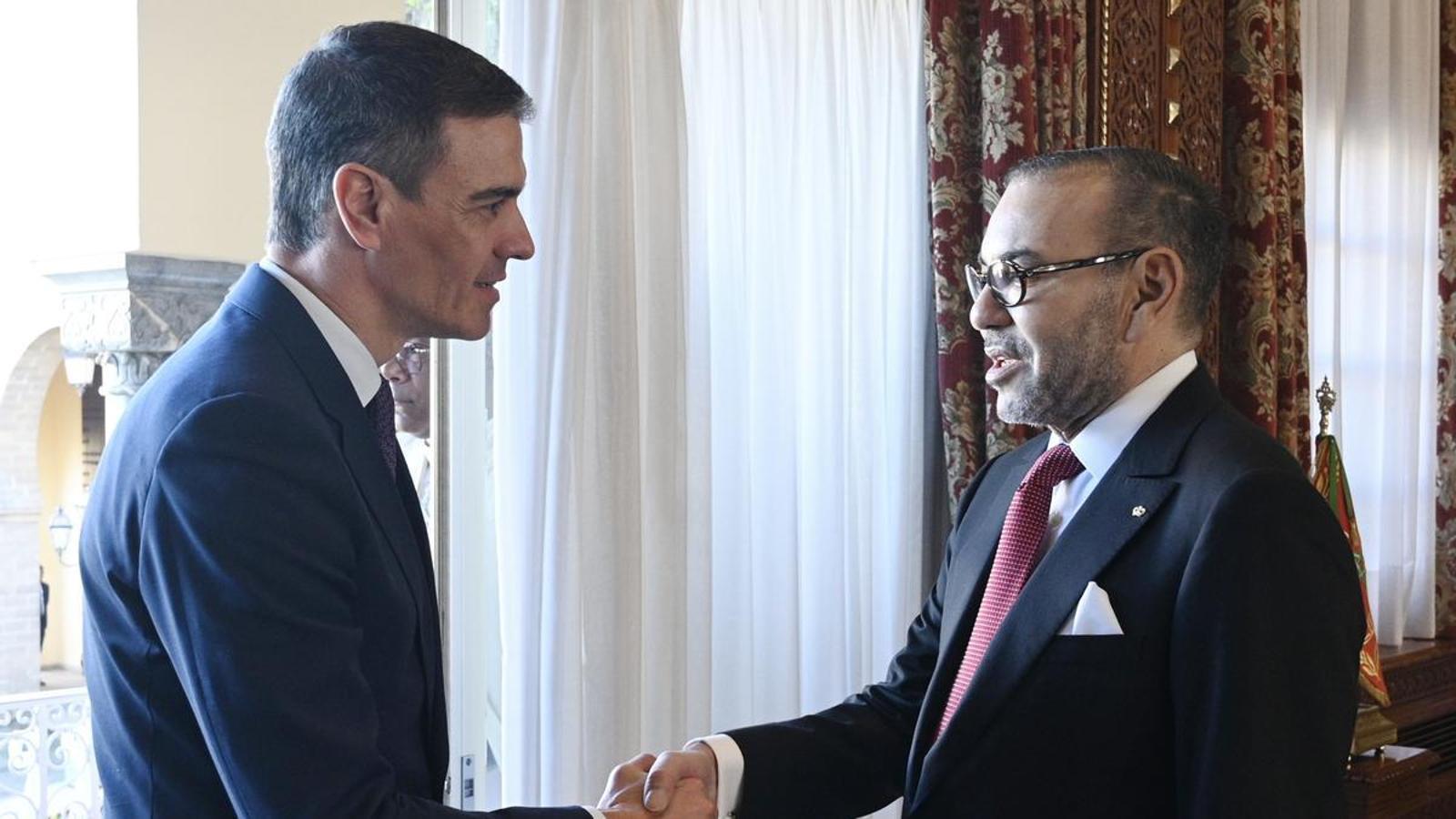 El presidente del Gobierno español, Pedro Sánchez (i), y el rey de Marruecos, Mohammad VI (d), se saludan con motivo de un viaje oficial de Sánchez a Marruecos, el 21 de febrero de 2024